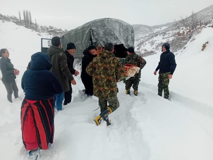 Reshjet e borës, forcat e armatosura transportojnë fëmijën e sëmurë në Bulqizë