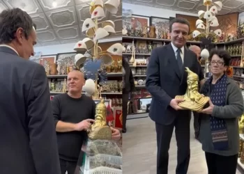 Kurti viziton atelienë historike në Gjakovë, pronari i së cilës ishte arrestuar për skulpturën e Skënderbeut