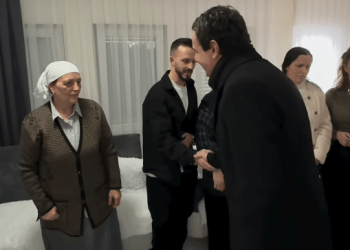 Kurti në Reçak viziton familjen të cilës forcat serbe ia vranë babanë e motrën me snajper