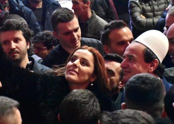 Çun Lajçi: Përgatituni t’ia uroni Albinit fitoren, si Trumpit, dhe mos t’ju mbysë xhelozia!