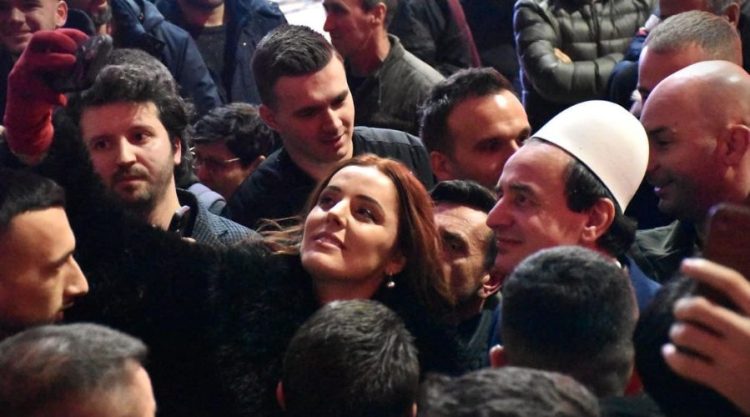 Çun Lajçi: Përgatituni t’ia uroni Albinit fitoren, si Trumpit, dhe mos t’ju mbysë xhelozia!