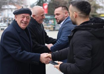 Ministri Maqedonci vizitë ne Mitrovicë, pritet nga shumë qytetarë