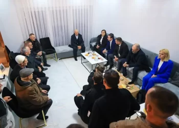 Kryeministri Kurti viziton familjen e veteranit të UÇK-së, Hasan Dakaj në Prizren