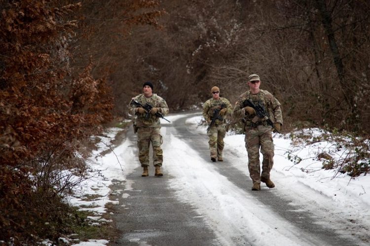 Ushtarët amerikanë patrullojnë afër kufirit