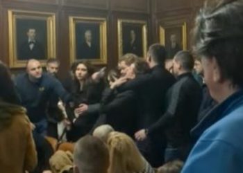Studentët serbë deshën të recitojnë, sigurimi i pengon me forcë