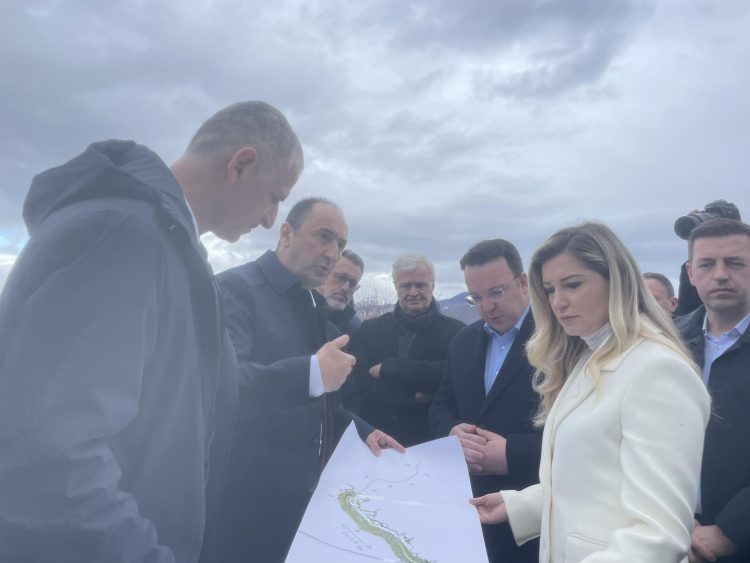 Aliu dhe Nikoloski inspektojnë punimet në rrugën Prizren – Tetovë