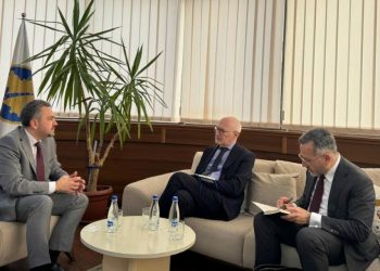 Ambasadori francez takohet me kryetarin e KQZ-së, temë diskutimi – zgjedhjet