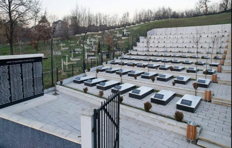 Në Krushë të Vogël përurohet kompleksi memorial me emrat e 113 martirëve (Video)