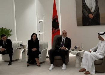 Me ftesë të presidentit, Edi Rama arrin në Emiratet e Bashkuara Arabe