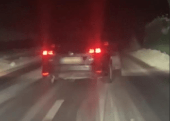 Rrëshqiti gomat gjatë lëvizjes, 27-vjeçari gjobitet me 150 euro dhe një pikë negative