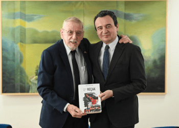 Kryeministri Kurti priti në takim ambasadorin William Walker, biseduan për rëndësinë e librit të tij për m*asakrën e Reçakut