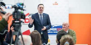 Abdixhiku takon mësimdhënësit në Viti: Koeficienti 150 euro për të punësuarit në sektorin arsimit, në javën e parë