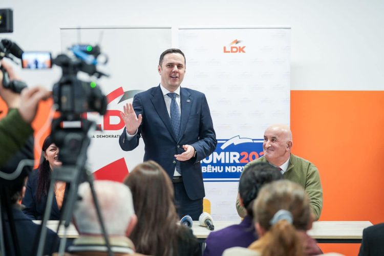 Abdixhiku takon mësimdhënësit në Viti: Koeficienti 150 euro për të punësuarit në sektorin arsimit, në javën e parë