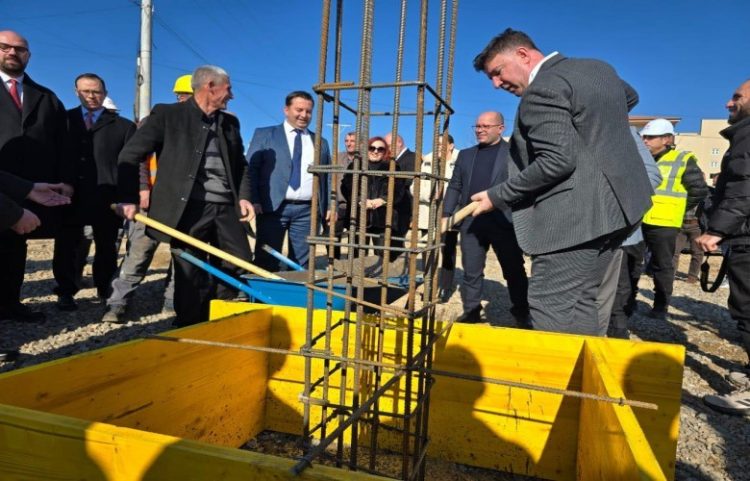 Vihet gurthemeli i Shtëpisë së Kulturës në Mamushë