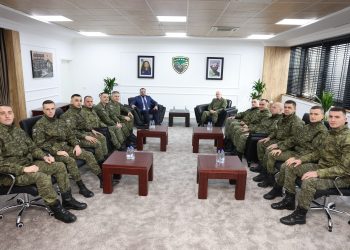 Ministri Maqedonci e komandant Jashari pritën në takim kontingjentin e FSK-së
