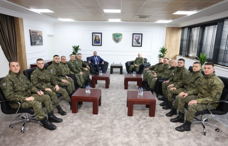 Ministri Maqedonci e komandant Jashari pritën në takim kontingjentin e FSK-së