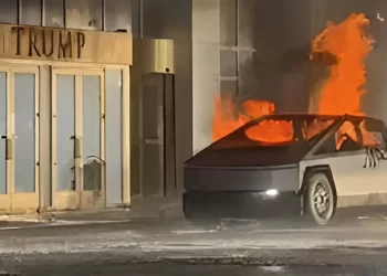 SHBA, CyberTruck, makina e Tesla-s, ka shpërthyer përpara hotelit Trump në Las Vegas