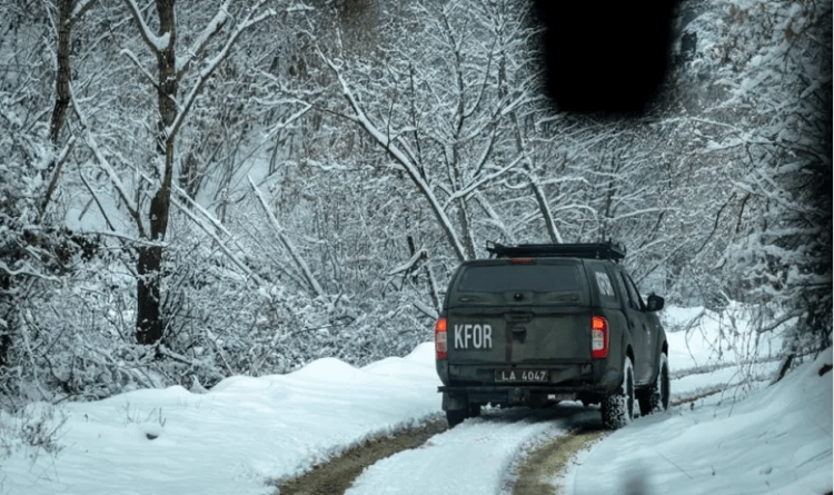 Ushtarët gjermanë dhe ata të Letonisë patrullojnë në veri të Kosovës