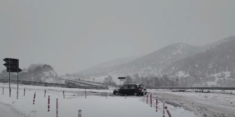 Moti i keq në Shqipëri, pezullohet mësimi në 77 shkolla