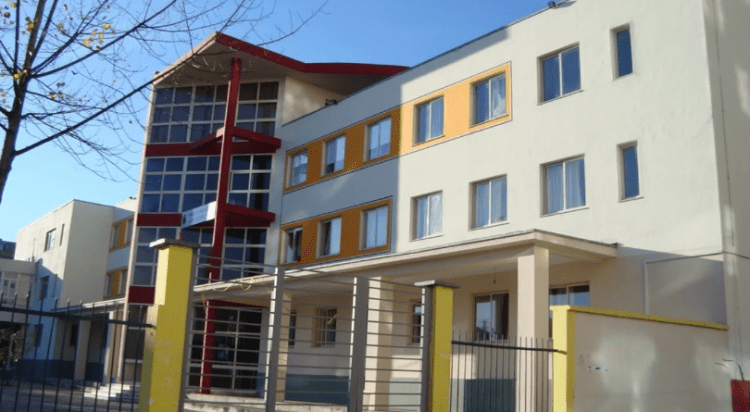 Reshjet e borës, Shqipëria pezullon mësimin në 77 shkolla