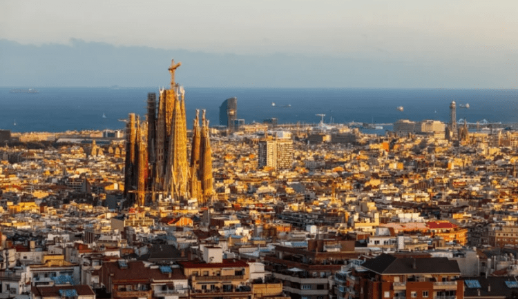 Spanja i ‘shpall luftë’ të huajve: Taksë 100% për pronat e blera prej tyre