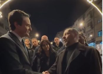 “Pas 25 viteve jam kthyer në banesë, falë qeverisë tuaj”, fjalët e një qytetari në Mitrovicë për kryeministrin Kurti