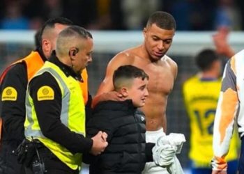 Vogëlushi shqiptar “driblon” sigurimin në Santiago Bernabéu dhe merr fanellën e Mbappé!