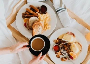 Çfarë nuk duhet të konsumojmë kurrë me stomakun bosh?