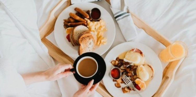 Çfarë nuk duhet të konsumojmë kurrë me stomakun bosh?