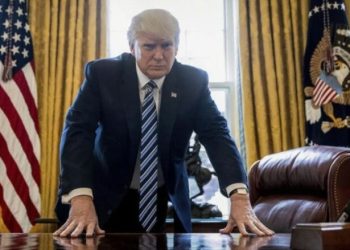 Trump e nis me shkarkime ditën e parë si president, largon mijëra punonjës të Shtëpisë së Bardhë