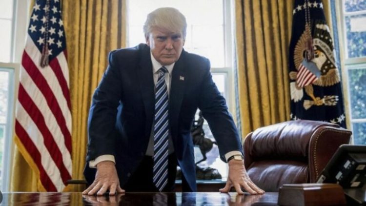 Trump e nis me shkarkime ditën e parë si president, largon mijëra punonjës të Shtëpisë së Bardhë