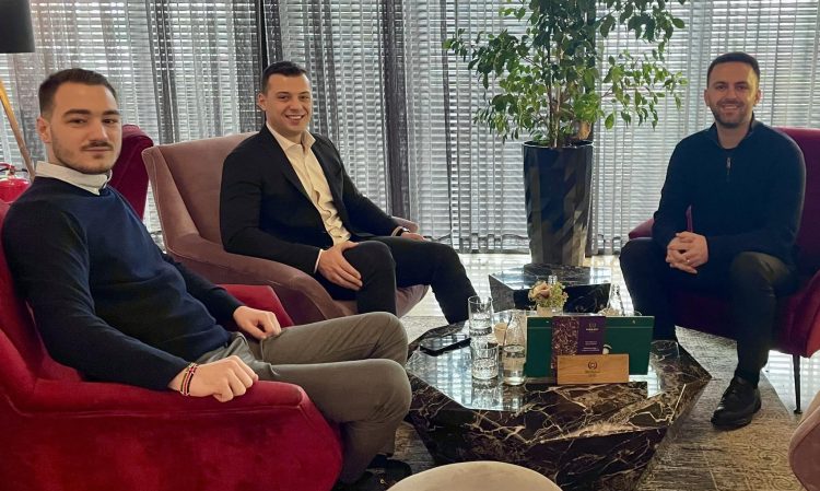 Djali i Thaçit dhe Veselit në mbështetje të Altin Krasniqit