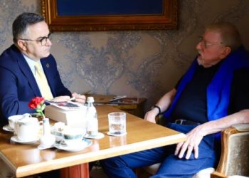 Tahiri takohet me William Walker: Autografi i personalizuar në librin për Reçakun është testament që do ta ruaj si frymëzim