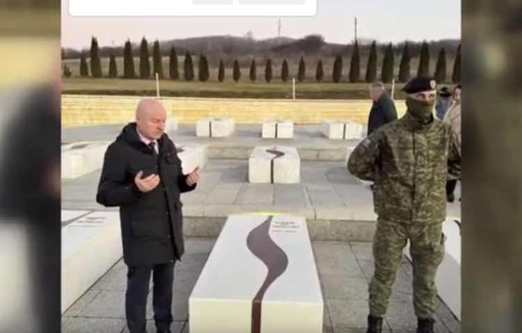 Vizita e boshnjakëve, kompleksi i Jasharëve u kujton Srebrenicën