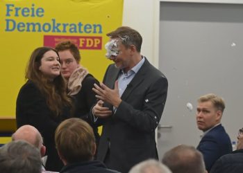 Është kandidati kryesor për kancelar, Christian Lindner goditet gjatë fjalimit elektoral