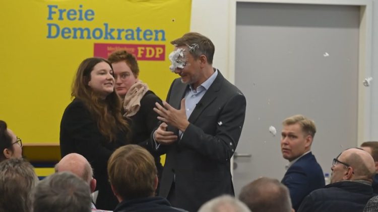 Është kandidati kryesor për kancelar, Christian Lindner goditet gjatë fjalimit elektoral