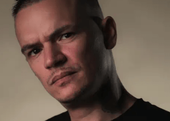 Në krah me një bebe, Cozman prezanton për herë të parë me gruan e tij (Foto)