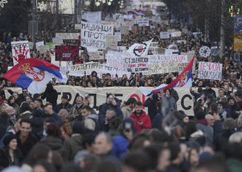 Studentë serbë protestojnë në rrugët e Beogradit