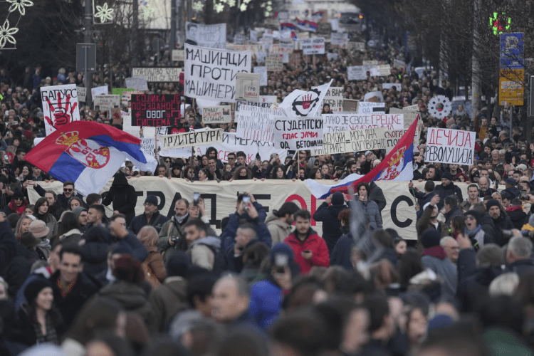 Studentë serbë protestojnë në rrugët e Beogradit