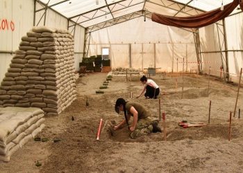 Gratë ukrainase të trajnuara në Kosovë po çminojnë vendin e tyre