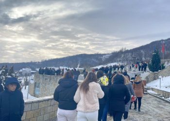 Fillojnë homazhet në Reçak, nderohen 45 shqiptarët që u v*ranë nga forcat serbe
