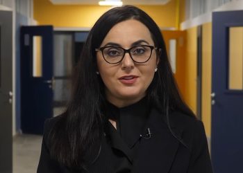 Lushaku-Sadriu: S’ka më ndërrim të tretë në shkollat e Prishtinës