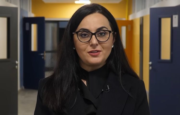 Lushaku-Sadriu: S’ka më ndërrim të tretë në shkollat e Prishtinës