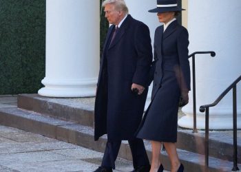 Stili i veçantë i kapelës së Melania Trump, kritikët e modës komentojnë veshjen: Nuk dukej si Zonja e Parë e Amerikës