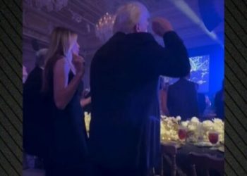 Bëhet viral kërcimi qesharak i Trump, por edhe gjesti i Melanias