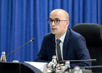 Ahmeti, BE-së: Projektligjin për Liritë Fetare po e bllokojnë 10 ulëset e garantuara të serbëve në Kuvend