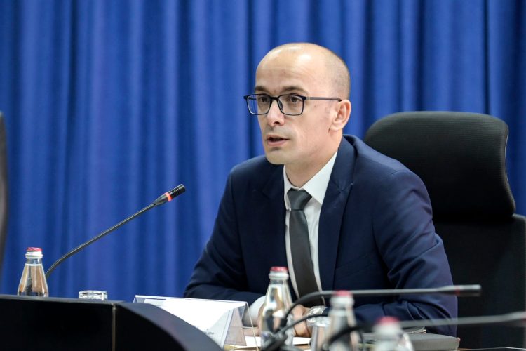Ahmeti, BE-së: Projektligjin për Liritë Fetare po e bllokojnë 10 ulëset e garantuara të serbëve në Kuvend