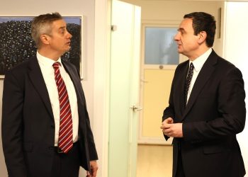 Ambasadori britanik takon liderët politikë në prag të zgjedhjeve