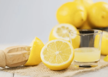 A i dini benefitet e lëngut të limonit në shëndet? Ja disa prej tyre