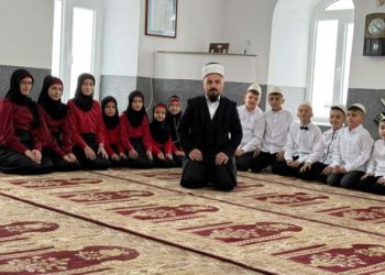 Me plisa në kokë dhe të veshur kuq e zi, fëmijët e fshatit Lisec të Tetovës përfunduan leximin e Kuranit!
